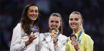 women sabre podium