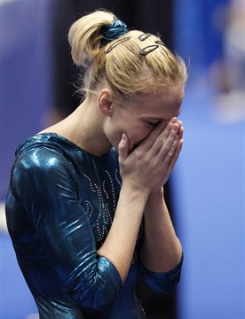 una emocionada ksenia afanasyeva tras conquistar el oro en el ejercicio de suelo 