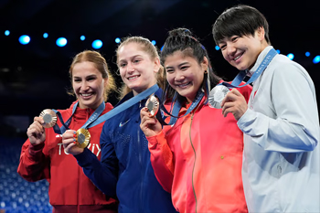 women's podium freestyle wrestling 68kg