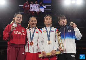 podium de la categoria de 54kg