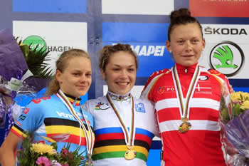 podio femenino junior en la prueba de ruta