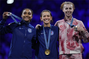 women foil podium