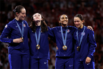 women foil team USA