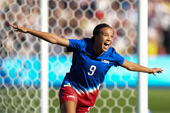 Mallory Swanson celebrates the goal