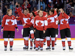 las jugadoras canadienses celebran la victoria