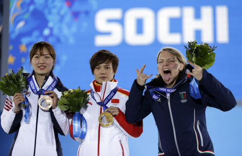 podio 500 m femeninos con la campeona olimpica jianrou li acompañada de arianna fontana y seung-hi park