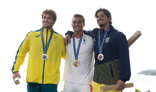 men surf podium