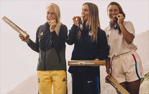 women surf podium