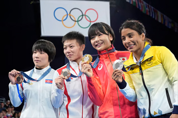 women's podium freestyle wrestling 53kg